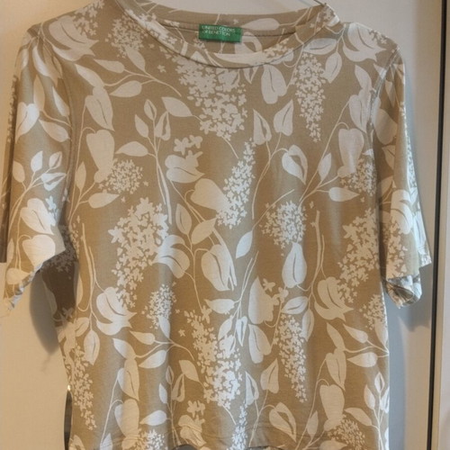 Benetton T-shirt like new, size M, white and beige, viscose