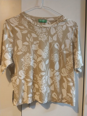Benetton T-shirt like new, size M, white and beige, viscose