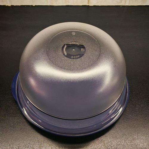 Tupperware mixing bowl 2.1 liters like new, airtight