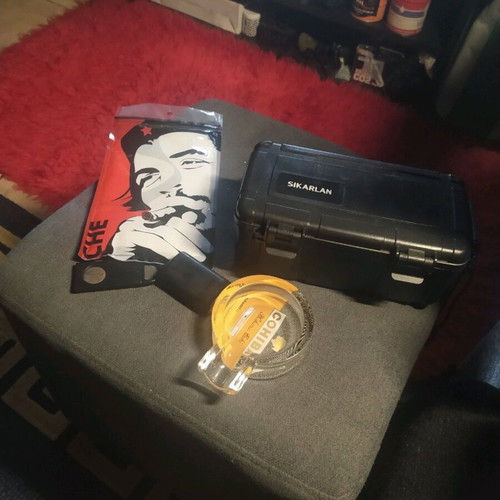 Smoking accessories like new with lighter, ashtray, humidifier and pouch