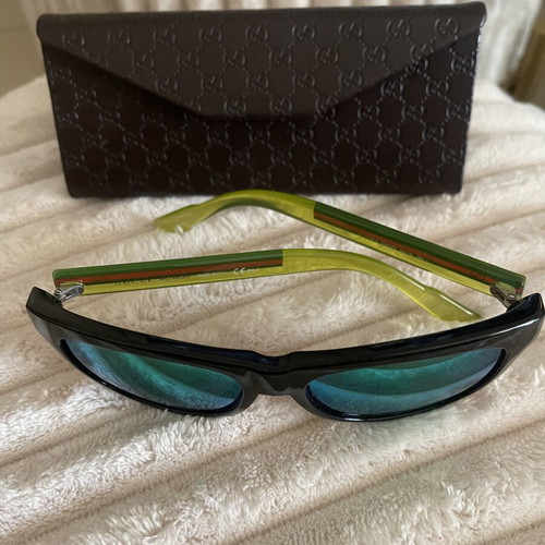 Gucci sunglasses unisex with green mirror lenses and black frame like new
