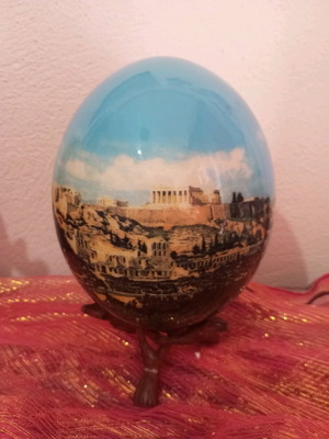 Яйце от щраус с дизайн на древна Атина върху дървена ръчно изработена стойка ново