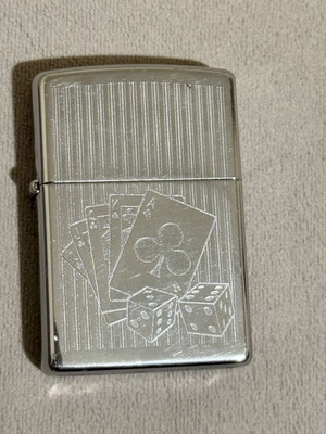 Zippo αναπτήρας 2011 μεταχειρισμένος με χάραξη τραπουλόχαρτα και ζάρια