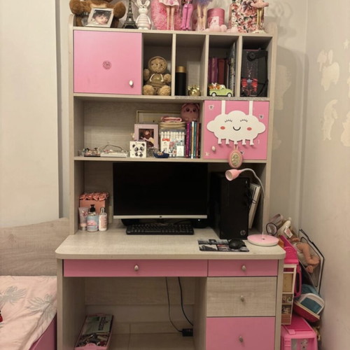 Desk and bookshelf set