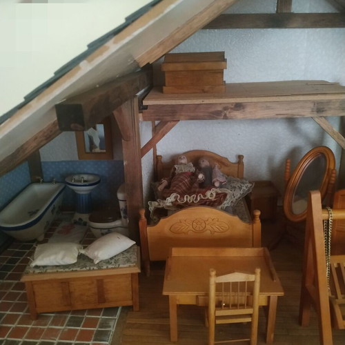 Collectible traditional Deagostini house with 4 figures and equipment