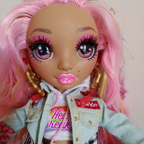 Rainbow High Kia Hart Special Edition fashion doll, complete set