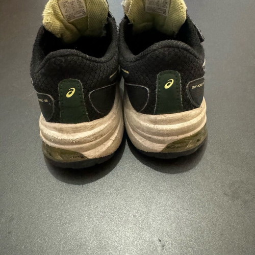 Παπούτσια Asics αγόρι νούμερο 28 μεταχειρισμένα, φθαρμένα στα πάνινα μέρη