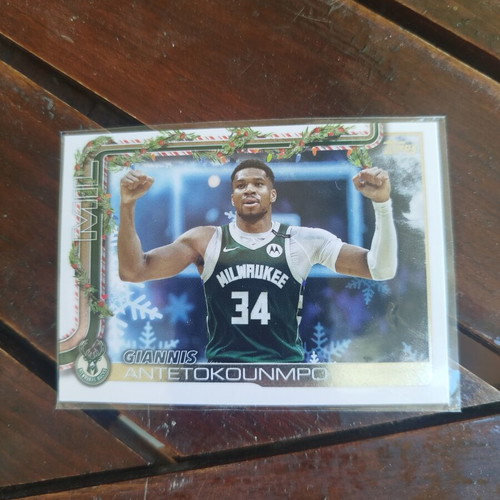 Giannis Antetokoumpo Topps card excellent condition