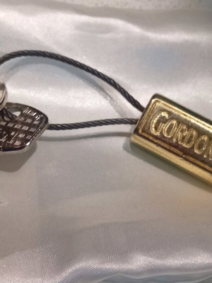 Gordon's Gin "GO ON" collectible metal keychain like new