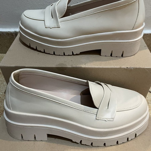 Loafers Sarigiannis beige like new, size 37