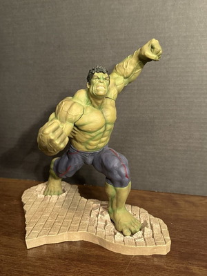 Hulk statue Age of Ultron like new in the box