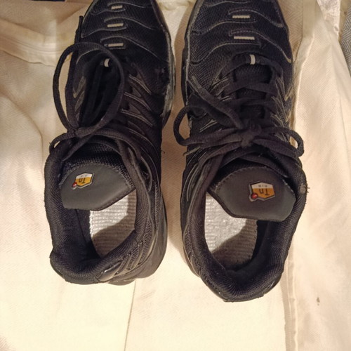 Black athletic shoes size 38 with chunky retro design
