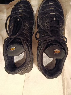 Black athletic shoes size 38 with chunky retro design