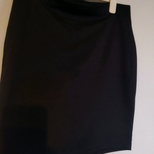 Pink Woman black fitted skirt like new, size L