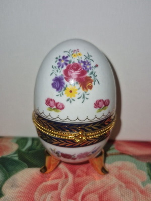 Limoge porcelain decorative egg like new