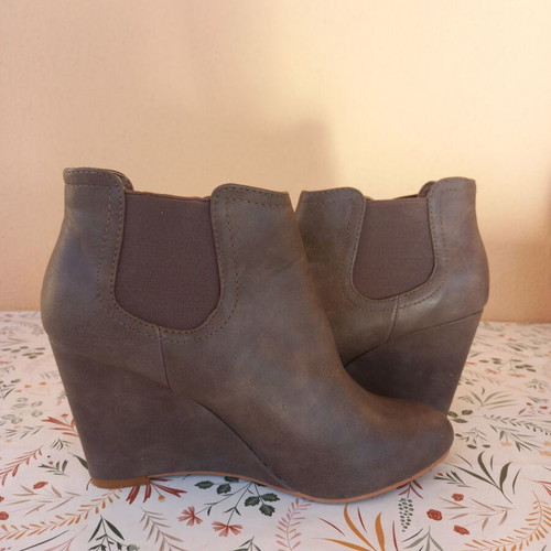 Women's grey boots with platform and gold buckle, used, size 39
