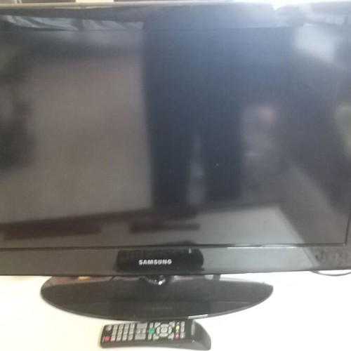 Samsung 32" LE32D400 TV used, excellent condition with remote