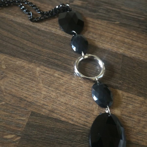 Necklace like new, black and tall