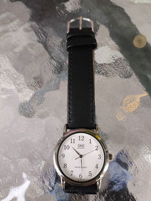 Q&Q Quartz wristwatch men's like new with black strap