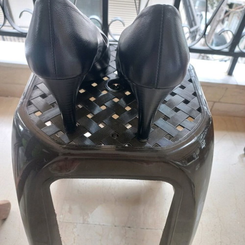 Ragazza leather pumps size 39 like new, black