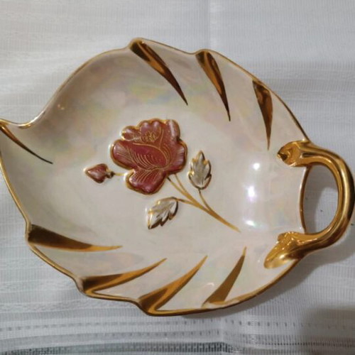 Vintage B&H Geschenke leaf-shaped decorative dish with gold trim like new