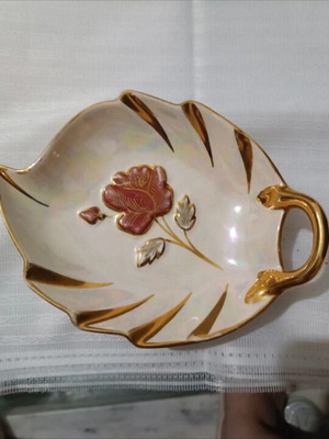Vintage B&H Geschenke leaf-shaped decorative dish with gold trim like new