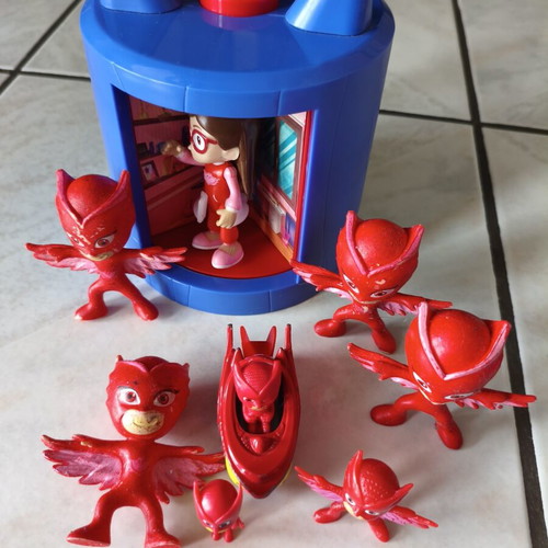 Pjmask Owlette Headquarters playset like new with 2 figures and 6 gifts