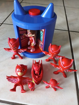 Pjmask Owlette Headquarters playset like new with 2 figures and 6 gifts