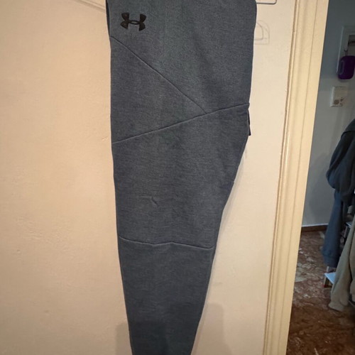 Under Armour φόρμα Large με ανάγλυφο σήμα σαν καινούργιο, μαύρο και γκρι