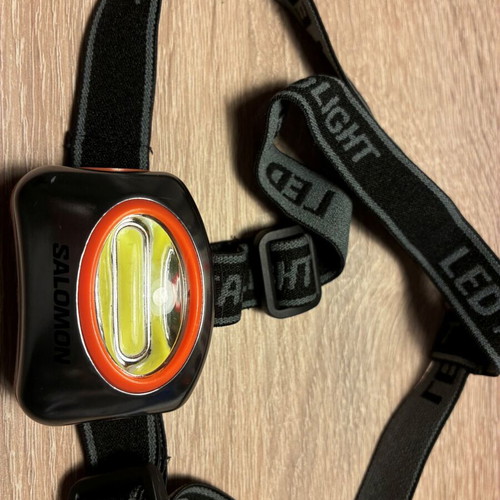 Salomon Headlamp like new, powered by 3 AAA batteries