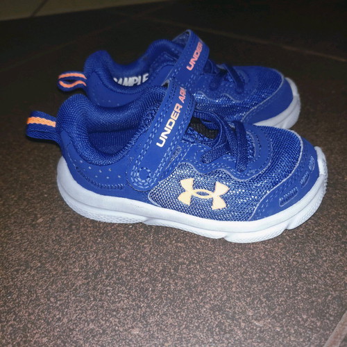 Under Armour Binf Assert Kids Shoes like new, blue