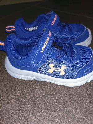 Under Armour Binf Assert Kids Shoes like new, blue