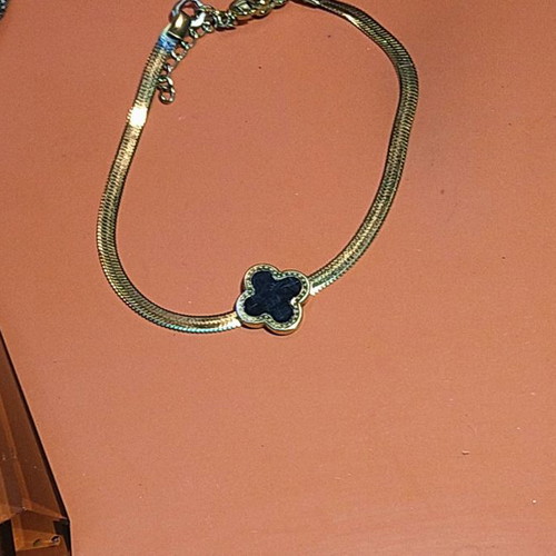 Necklace with impressive crystal-type pendant and gift bracelet