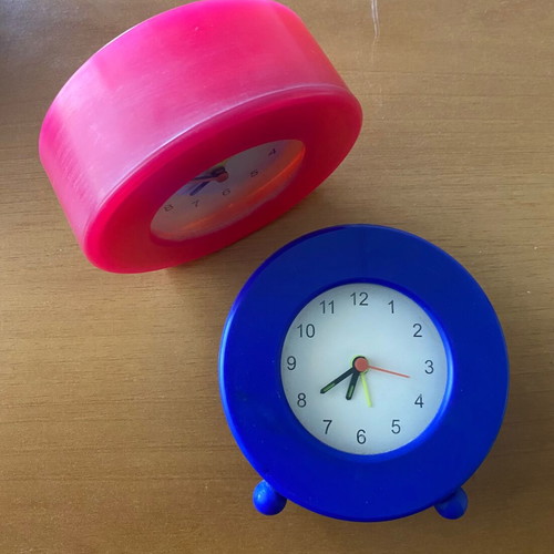 Plastic analog tabletop clocks like new