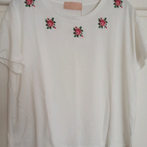 Madame Shoushou Iris t-shirt new, one size, white with embroidered roses