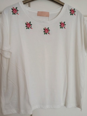 T-shirt Madame Shoushou καινούργιο, λευκό με κεντημένα τριαντάφυλλα