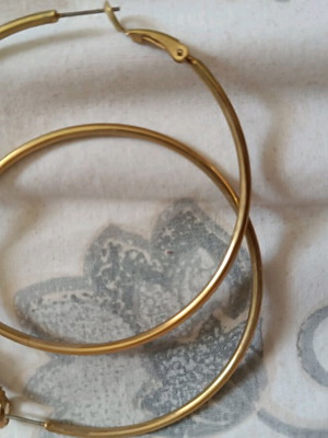 Jewelry set of large hoop earrings in gold color like new