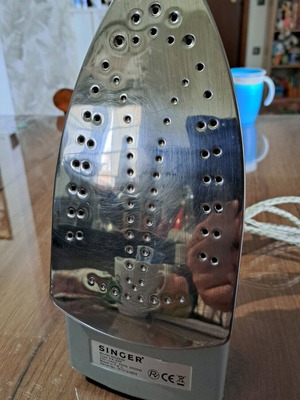 Singer 2000W steam iron used