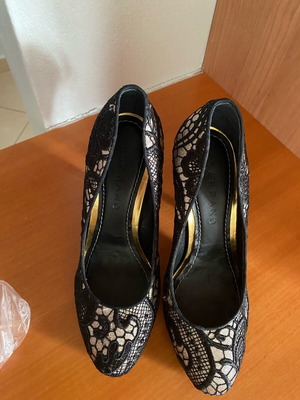 Carrano pumps size 40 new with impressive black lace