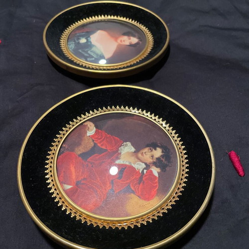 Decorative frames with Renaissance portraits set of 2, like new