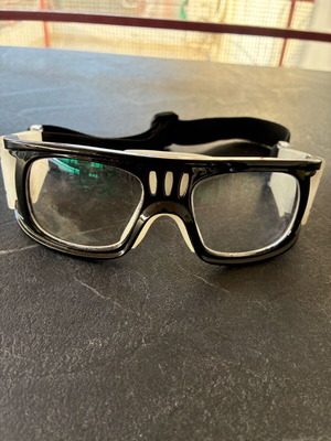 Glasses like new, lens for myopia needs replacement