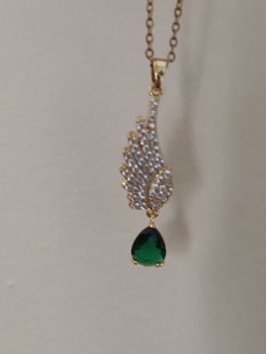 Κολιέ ατσάλινο χρυσό με δάκρυ σμαράγδι και φτερό αγγέλου καινούργιο