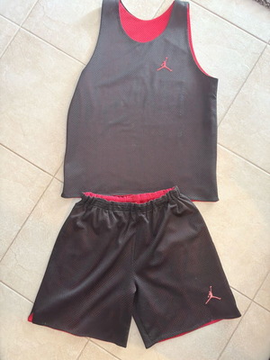 Jordan sportswear set like new, reversible, size L, black and red