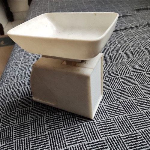 Vintage plastic scale Kwonnie 450gr used, 80s