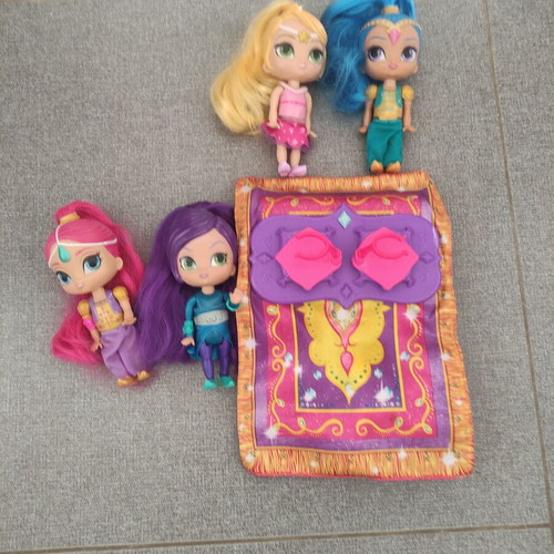 Shimmer & Shine magic carpet like new with 4 dolls