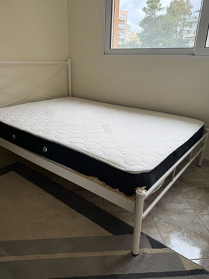 Ημίδιπλο μεταλλικό κρεβάτι και στρώμα μεταχειρισμένα 190x130x21cm