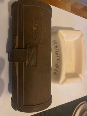 Collectible Karelias set with leather case and new ashtray