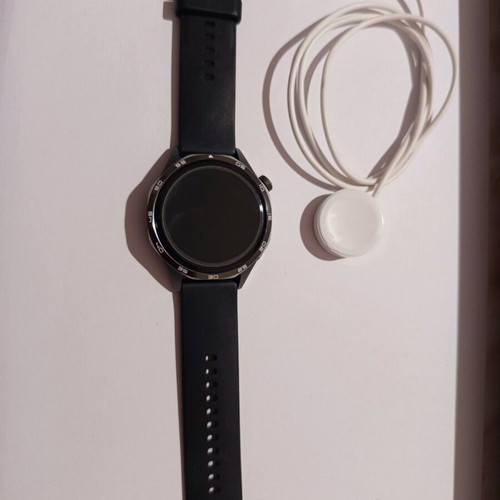 Smart watch like new with many functions and screen protector