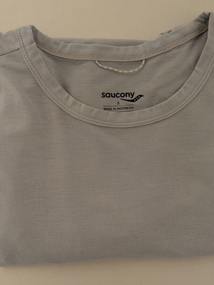 Saucony tshirt dryfit small like new, light gray