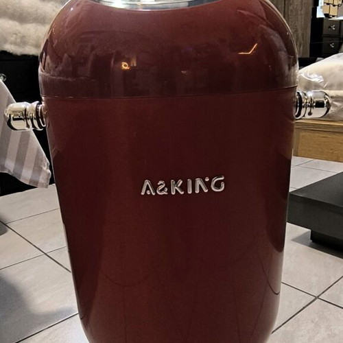Trash Bin with Foldable Lid and Wheels like new, 20L, glossy red